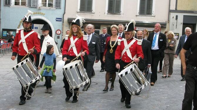 Die schweizerisch-schwäbische Jubiläums-Gesellschaft zog mit Trommler-Eskorte durch die Stadt zum Rathaus, wo auf die Gastgeber