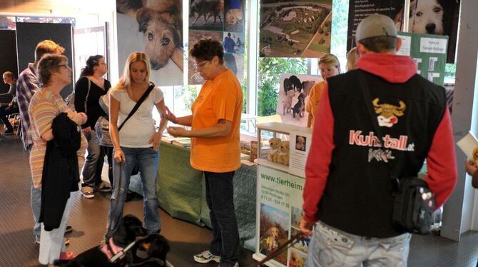 Die Besucher der Ausstellung »Mein Hund - Partner auf vier Pfoten« in der Listhalle schätzen den persönlichen Kontakt. Die Vierb