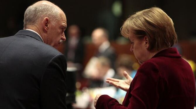 Bundeskanzlerin Angela Merkel im Gespräch mit dem griechischen Ministerpräsidenten George Papandreou.