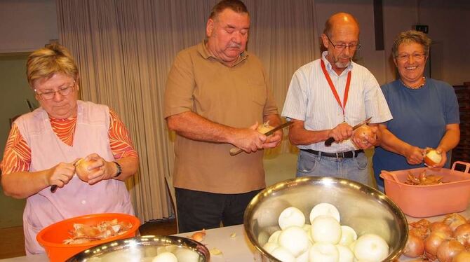 Zwiebelschälen vor dem Ansturm: Seit Jahrzehnten sorgt die Kolpingfamilie Metzingen mit dem Verkauf von Maultaschen dafür, dass