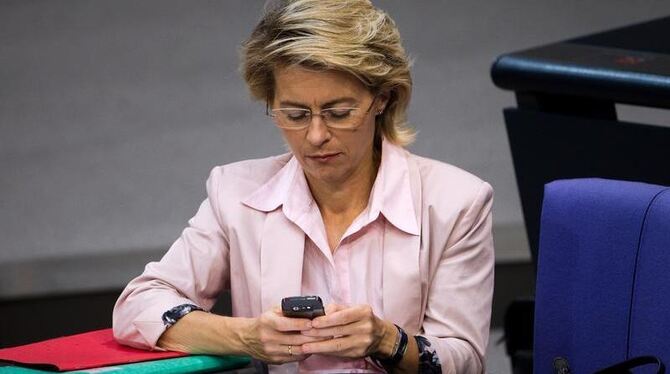 Bundesarbeitsministerin von der Leyen kann die Sitzung im Parlament zukünftig live auf ihrem Smartphone verfolgen.