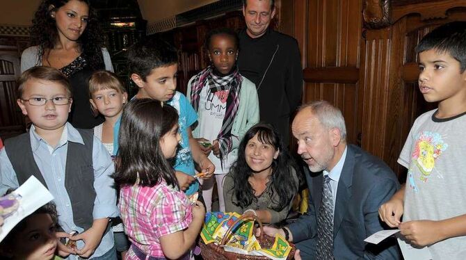 Landrat Thomas Reumann zeigte sich beim Einbürgerungsfest spendabel und verschenkte an die Kinder Süßigkeiten. Links neben ihm P