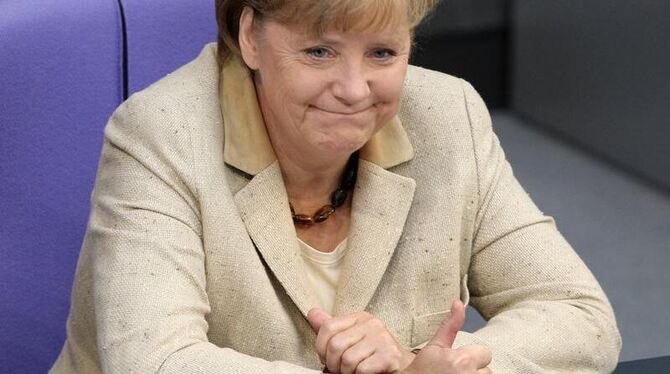 Angela Merkels Daumen geht hoch.