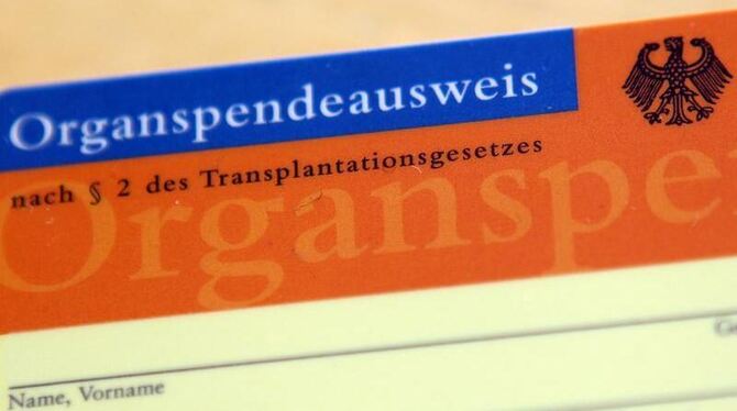 Organspender-Ausweis: Laut Umfrage sind die meisten Menschen sehr offen für eine Organspende.