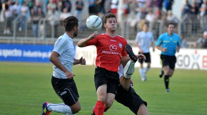 Auf der Suche nach seiner Topform: Andreas Rill (rotes Trikot).  FOTO: THOMYS