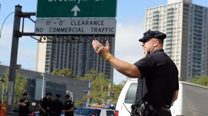 Polizisten bei einem Einsatz an der Brooklyn Bridge in New York. (Archivbild)