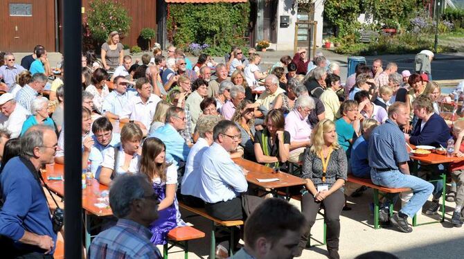 Volksfeststimmung auf dem Reichenecker Dorfplatz: Gleich vier gute Gründe sorgten für Partylaune im Flecken.