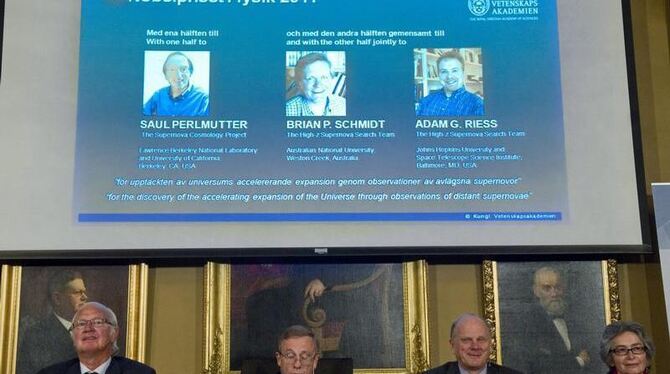 Der Nobelpreis für Physik geht an Saul Perlmutter (USA), Brian P. Schmidt (USA und Australien) und Adam G. Riess (USA).