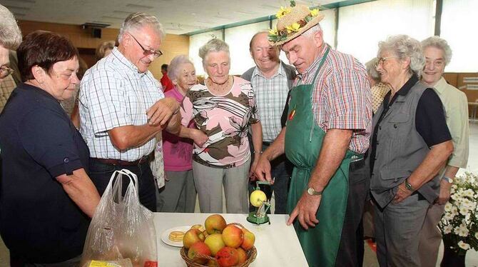 Apfel schälen mal ganz einfach mit der Maschine, demonstriert vom Obst- und Gartennbauvereinsmitglied. FOTO: BAIER