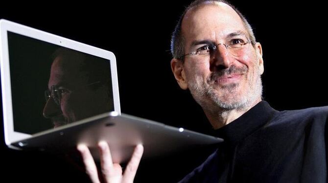 Steve Jobs im Jahr 2008 mit einem Macbook Air.