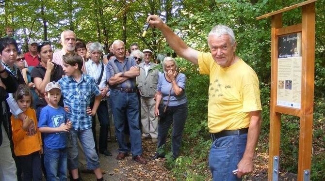 Dr. Gerhard Liebig von der Uni Hohenheim erläutert die Schautafeln des Dettinger Bienenlehrpfads. FOTO: BÖRNER