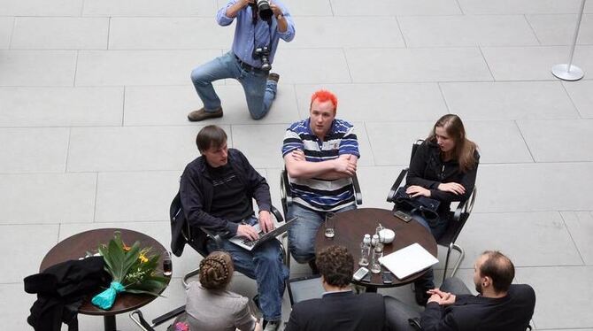 Noch ungewohnt: Mitglieder der Piratenpartei im Haus der Bundespressekonferenz in Berlin. Foto: Stephanie Pilick