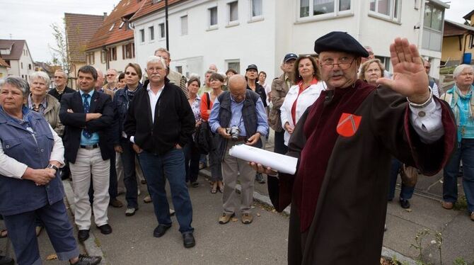 Geschichte und Geschichten aus Nehren: Günter Eissler (rechts) führt rund siebzig Teilnehmer zu bekannten und weniger bekannten