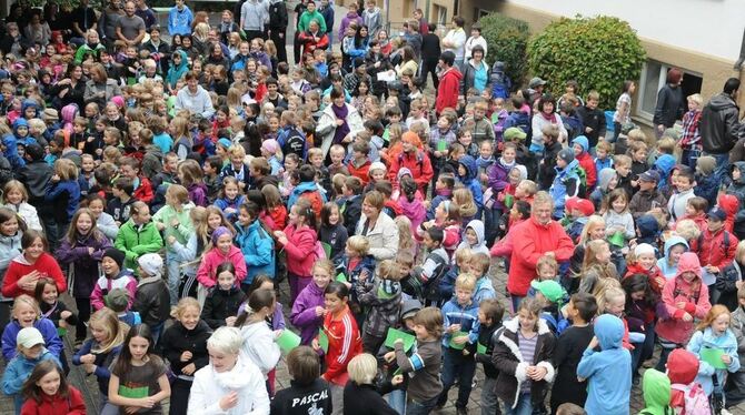 Eine bewegte Schule feiert: der schwungvolle Start ins Jubiläumsfest.  GEA-FOTO: MEYER