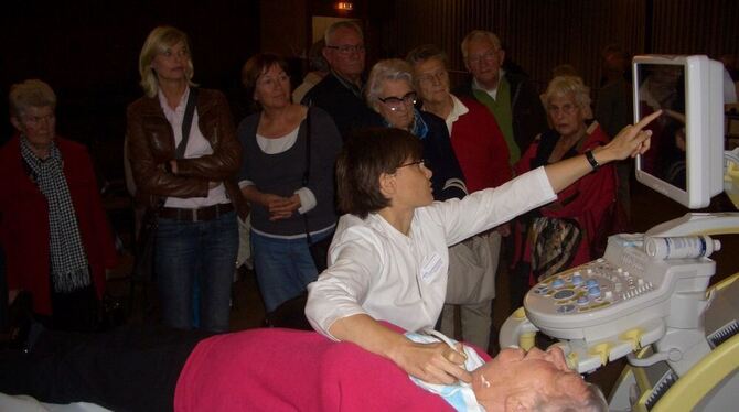 Dr. Sonja Nonnenmacher bei der Demonstration von Diagnosemöglichkeiten.  FOTO: EZ