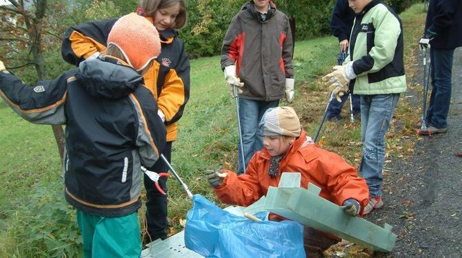 Die Großen hoffen: Wer ihn einsammelt, wirft Müll nicht mehr so leicht weg.  FOTO: KAB