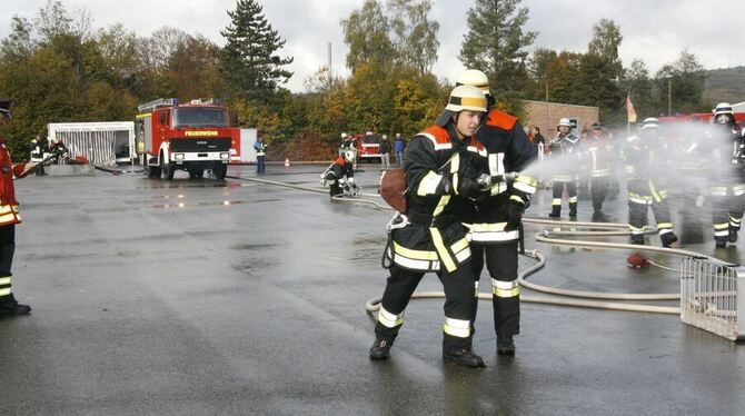 Jeder Handgriff muss sitzen, wenn unter den strengen Augen der Prüfer für die Feuerwehr-Leistungsspange ein Löschangriff gezeigt