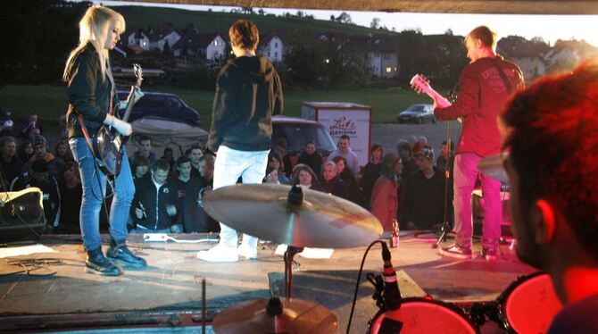 Vor überwiegend jugendlichem Publikum hatten  in Engstingen vier Nachwuchsbands ihre Auftritte. FOTO: LEIPPERT