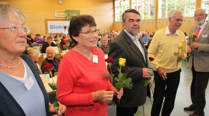 Eine Rose und viele anerkennende Worte bekamen rund 180 Ehrenamtliche bei einem Fest des Diakonieverbands Reutlingen am Samstag