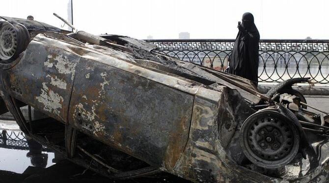 Nach den Unruhen: Ausgebranntes Auto nahe eines Kairoer Fernseh-Sendezentrums. Foto: Andre Pain