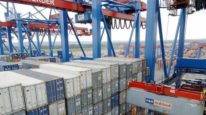 Container-Umschlag im Hamburger Hafen: Im kommenden Jahr soll es laut Institute nur ein mageres Wachstum von 0,8 Prozent gebe