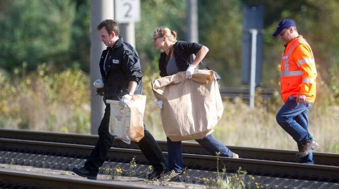 Polizisten sichern am Mittwoch  in Berlin Beweismittel an einer Bahnstrecke. FOTO: DPA