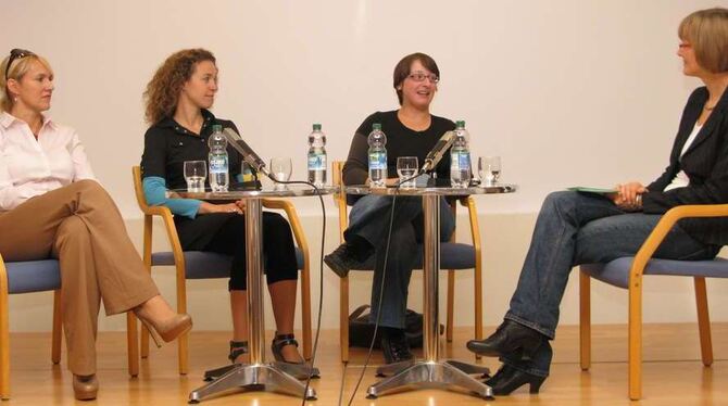 Von Frauen für Frauen (von links): Nicole Grün, Peggy Wandel und Katja Schweiker gaben im Podiumsgespräch mit GEA-Redakteurin Gi