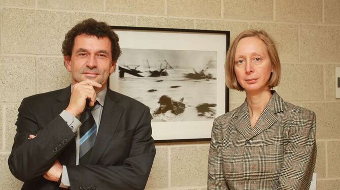 Ulrich Bausch und Andréa Holzherr von der Pariser Magnum-Niederlassung vor Capas »Landung in der Normandie«.  FOTO: STEFAK