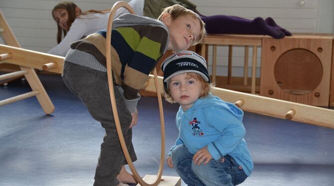 Die Dreikäsehochs im Reutlinger Mehrgenerationenhaus »Voller Brunnen« freuen sich über niegelnagelneues Spielgerät.