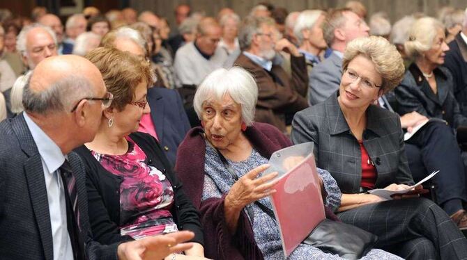 Die 88-jährige Hannelore Maier (Mitte), Tochter der in Auschwitz ermordeten Reutlingerin Bea Maier, ist eigens aus London angere