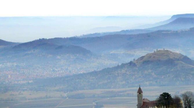 Alte Hochadelssitze am Albtrauf: Burg Teck, heute Albvereins-Wanderheim, in der Fassung des 19. Jahrhunderts (vorn), dahinter di