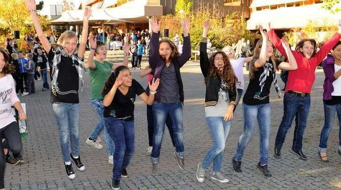 Voller Energie beim Schulfest-Tanz: Die Schüler feierten auf ihre Weise die frisch sanierte Schule.  GEA-FOTO: PACHER