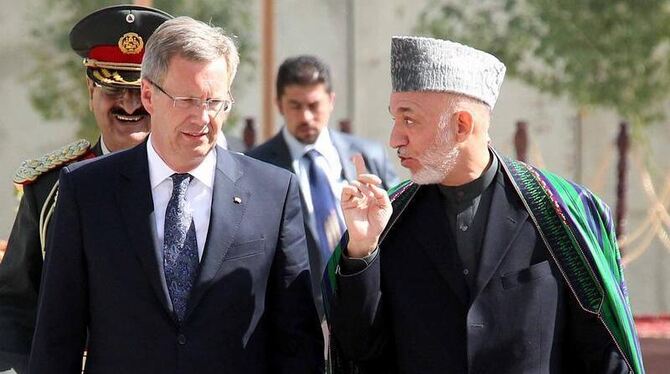 Bundespräsident Christian Wulff und der afghanische Präsident Hamid Karsai in Kabul. Foto: Wolfgang Kumm 