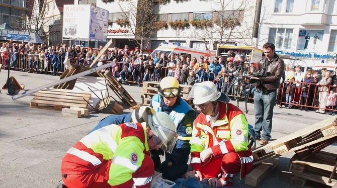 Riesenauflauf auf dem Marktplatz: Hier wird gezeigt, wie Menschenleben gerettet werden.