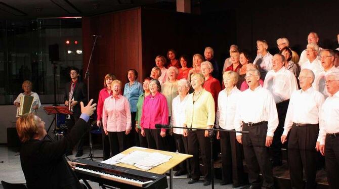 Unter der Leitung von Thomas Preiß sang der gemischte Chor des Liederkranzes Schlager und Evergreens.