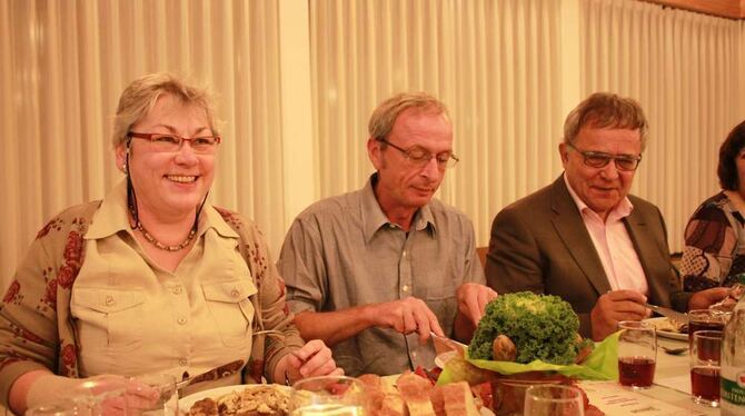 Margarete Walliser, Friedemann Schmoll und Paul Ackermann lassen ihn sich gut schmecken, den Husarenbraten mit Spätzle und Servi