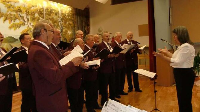 Applaus für den Männergesangverein Genkingen bei seinem Konzert mit Gastchören am Samstagabend in der gut gefüllten Festhalle. F