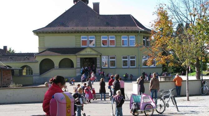 Die »Schiller-Schule«, heute Teil der Achalmschule.  GEA-FOTO: BARAL