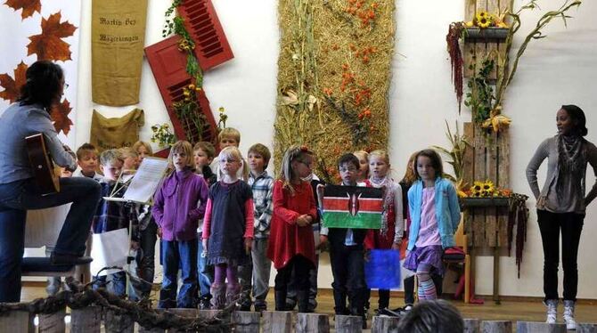 Der Schülerchor der Grundschule Mägerkingen trug unter Leitung von Referendarin Judith Strubel mehrere Lieder vor. FOTO: LINK