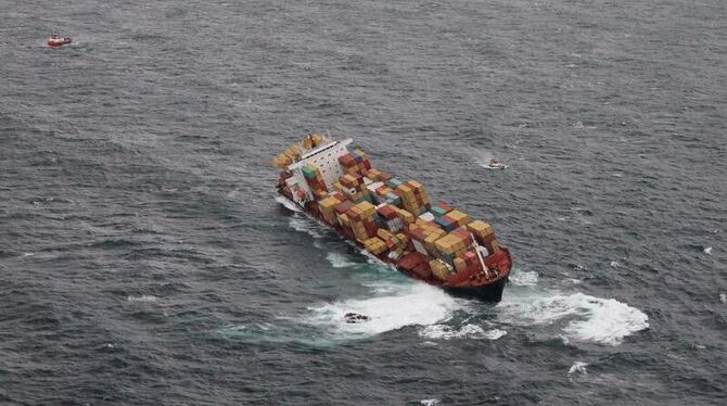 Schlechtes Wetter macht den Rettungskräften bei der verunglückten »Rena« zu schaffen. Foto: epa