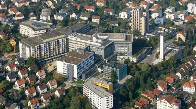 Das Klinikum am Steinenberg mit dem neuen Bettenhaus Süd B (Bildmitte). Davor das neue psychiatrische Krankenhaus. LUFTBILD: GRO