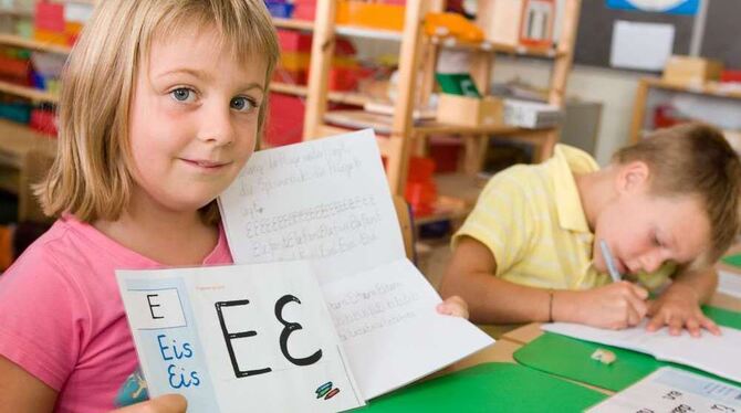 Spaß am Schreiben: Lea Knödler und Nils Temme lernen die Grundschrift in der Härtenschule in Mähringen. FOTO: SCHREIER