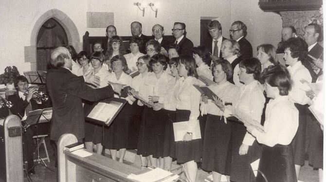 Das war vor 35 Jahren: ein Konzert des Genkinger Kirchenchors anlässlich seines 40-jährigen Bestehens in der Kirche. GEA-ARCHIVF