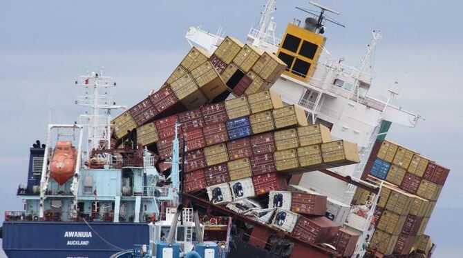 Das Tankschiff Awanuia und eine Schlepperhilfe vom Hafen Auckland pumpen Öl aus dem havarierten Schiff Rena nahe Mt Maunganui