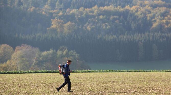 Wandernder Künstler: Hama Lohrmann folgt seiner Kreislinie um Münsingen. GEA-FOTO: DEWALD