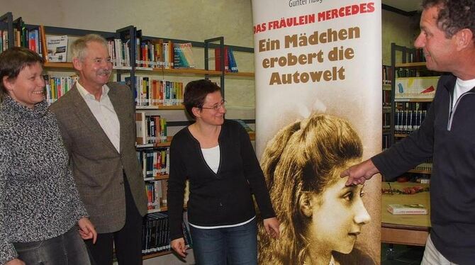 Gunter Haug (rechts) mit Sabine Hunzinger (links), Dieter Reichhold und Silke Schönherr bei seiner Lesung vor dem Bild der elfjä