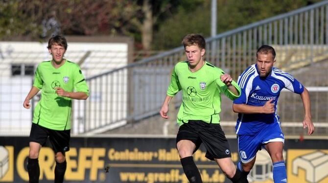 SSV-Youngster Denis Lübke (links) - hier im Duell mit dem Mannheimer Deniz Yilmaz - hat sich durch sein couragiertes Oberliga-De