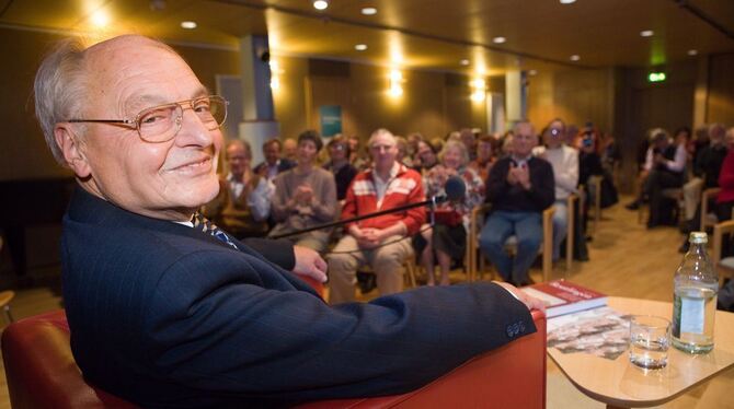 Kennt Reutlingen und seine Geschichte aus dem Effeff: Stadtführer und Buchautor Professor Dr. Eugen Wendler. FOTO: SCHREIER