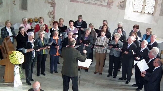 Sänger und Publikum genossen die schöne Akustik der Kirche.  FOTO: LASSLOB