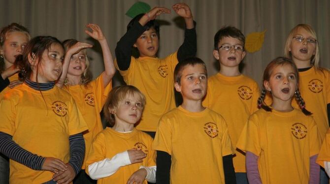 Die Chorkids Mini trauten sich mit ihrem Zirkus Bambuli auf die Bühne. FOTO: LPT